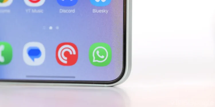نمای نزدیک از صفحه‌نمایش یک گوشی هوشمند با آیکون سبز WhatsApp در میان سایر اپلیکیشن‌ها، با تمرکز بر رابط کاربری و پیام‌رسان‌های موبایلی
