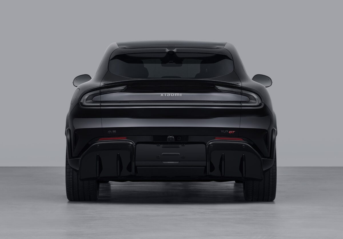 نمای عقب شاسی‌بلند YU7 GT شیائومی با دیفیوزر بزرگ، چراغ سرتاسری و نشان GT
