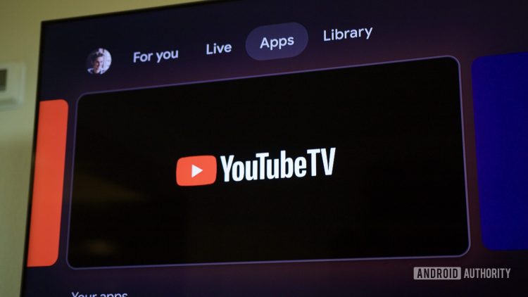 نمای نزدیک از صفحه تلویزیون که اپلیکیشن YouTube TV را در بخش برنامهها (Apps) نشان میدهد.
