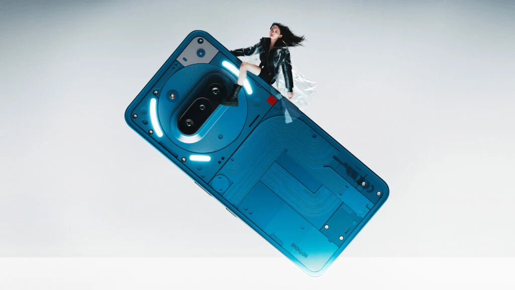 پوستر تبلیغاتی گوشی آبی‌رنگ ناتینگ که فردی روی بدنه آن نشسته است.