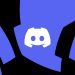 تصویر گرافیکی از لوگوی Discord* با طراحی ساده، رنگ زمینه‌ی آبی تیره با جداسازی سیاه؛ نمایی نمادین از برند و هویت بصری این پلتفرم ارتباطی محبوب میان گیمرها و جوامع آنلاین.