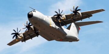 متن جایگزین تصویر دوم: هواپیمای ترابری نظامی A400M ایرباس در حال پرواز از نمای زیرین، با چهار موتور توربوپراپ و طراحی مناسب برای مأموریت‌های چندمنظوره.