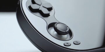 نمای نزدیک از گوشه پایینی کنسول دستی ANBERNIC RG VITA با تمرکز بر کنترلها؛ شامل D‑Pad چهارجهته، آنالوگ استیک، و دو دکمه عملکردی کوچک در بدنه سفید با فریم مشکی و طراحی ارگونومیک.