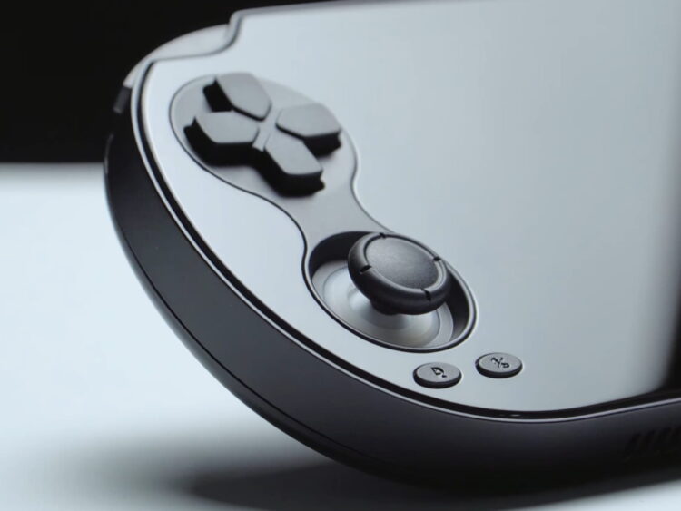 نمای نزدیک از گوشه پایینی کنسول دستی ANBERNIC RG VITA با تمرکز بر کنترلها؛ شامل D‑Pad چهارجهته، آنالوگ استیک، و دو دکمه عملکردی کوچک در بدنه سفید با فریم مشکی و طراحی ارگونومیک.