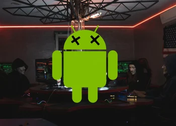 نماد اندروید با علامت X روی چشم‌ها در مرکز تصویر در یک اتاق تاریک با هکرهای نقابدار؛ نماد بدافزار اندروید (Android Malware) و آسیب‌پذیری‌های امنیتی موبایل