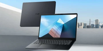 تصویر تبلیغاتی لپ‌تاپ ایسوس ExpertBook B3 G2 در حالت باز و نمای پشت آن که در مقابل یک منظره شهری معلق هستند.