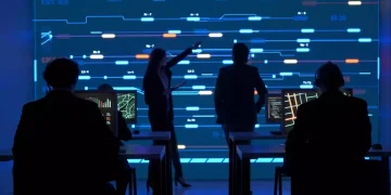 کارشناسان فناوری ، داده‌های کاربران را در یک مرکز نظارتی دیجیتال ، تحلیل می‌کنند.