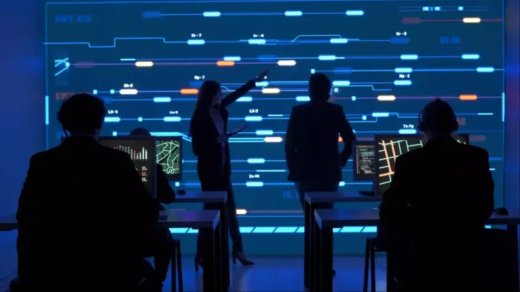 کارشناسان فناوری ، داده‌های کاربران را در یک مرکز نظارتی دیجیتال ، تحلیل می‌کنند.