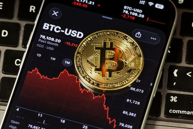 پیشبینی قیمت بیتکوین (BTC)؛ هشدار تحلیلگران درباره احتمال سقوط تا ۵۵,۰۰۰ دلار