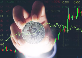 بیت‌کوین در آزمون سرنوشت‌ساز ۷۰ هزار دلار؛ آیا خریداران می‌توانند روند را تغییر دهند؟