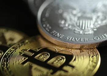 چه آیندهای در انتظار بیتکوین، طلا و نقره است؟