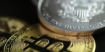 چه آیندهای در انتظار بیتکوین، طلا و نقره است؟