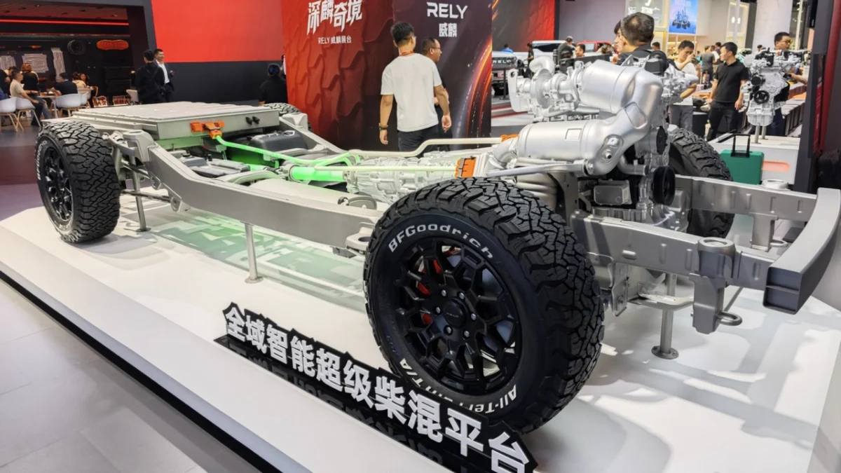 نمای شاسی و پلتفرم دیزلی پلاگین هیبریدی چری KP31 با جانمایی باتری در بخش عقب و سامانه چهارچرخ محرک