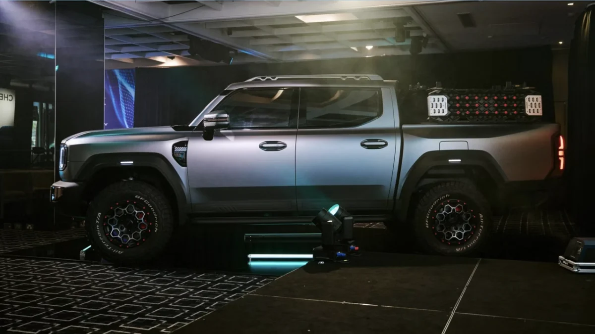 نمای جانبی چری KP31 دو کابین با ابعاد بزرگ، گلگیرهای برجسته و تجهیزات آفرود در بخش عقب