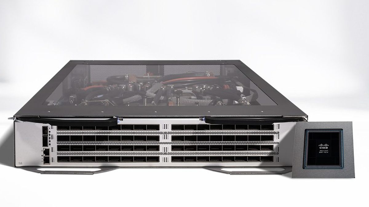 سوئیچ سری N9000 یا 8000 سیسکو در کنار تراشه Silicon One G300 با نمایش ماژول سخت‌افزاری جداشده