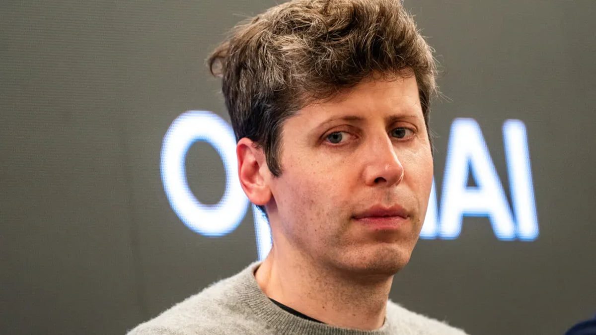 پرتره سام آلتمن (Sam Altman)، مدیرعامل OpenAI، در مقابل لوگوی درخشان و محو شده شرکت OpenAI؛ نمادی از رهبری در حوزه هوش مصنوعی مولد.