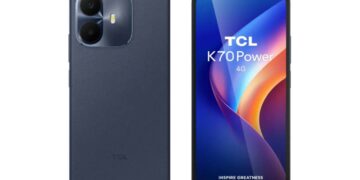 گوشی TCL K70 Power به رنگ خاکستری تیره با دو لنز دوربین بزرگ در یک ماژول دایره‌ای.