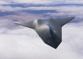 رندر مفهومی جنگنده F-47 NGAD با پیکربندی بالپرنده و سطح مقطع راداری پایین در حال پرواز بر فراز ابرها