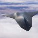 رندر مفهومی جنگنده F-47 NGAD با پیکربندی بالپرنده و سطح مقطع راداری پایین در حال پرواز بر فراز ابرها