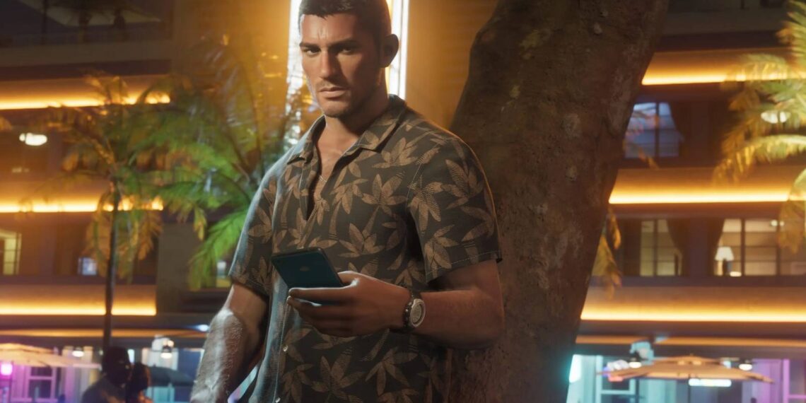 شخصیت بازی GTA VI ایستاده در فضای شهری شبانه و گرمسیری، در کنار درخت نخل و ساختمان مدرن با نورپردازی زرد، در حالی‌ که گوشی هوشمند را در دست دارد؛ ترکیبی از نور نئون، معماری مدرن و حس‌وحال شهری شبانه.