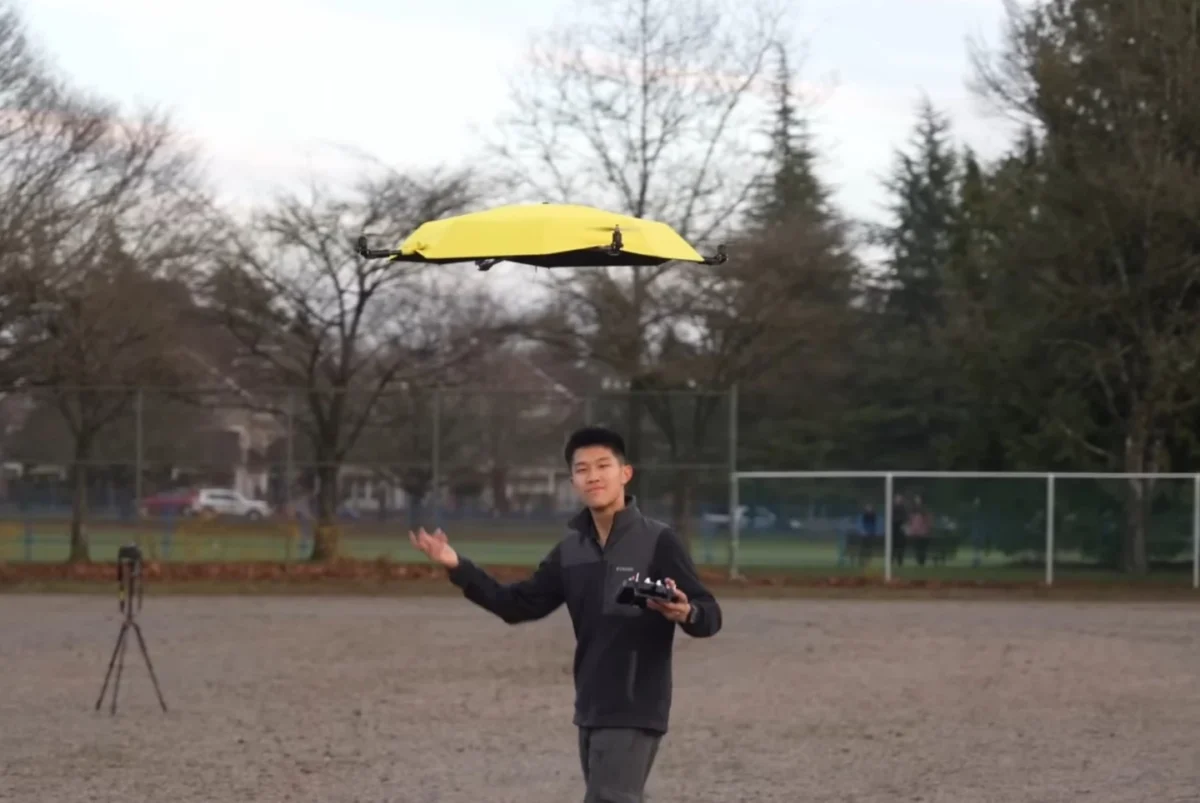 چتر پرنده به صورت خودکار بالای سر کاربر در حال پرواز است