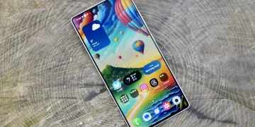 نمایی از گوشی Samsung Galaxy S25 Ultra با نمایشگر روشن و والپیپری رنگارنگ شامل بالن‌های هوای گرم و منظره طبیعی. رابط کاربری One UI با آیکن‌های اپلیکیشن، ویجت آب‌وهوا و کارت Morning Brief روی صفحه دیده می‌شود. طراحی باریک حاشیه‌ها و تمرکز تصویر بر کیفیت نمایشگر و تجربه بصری است.