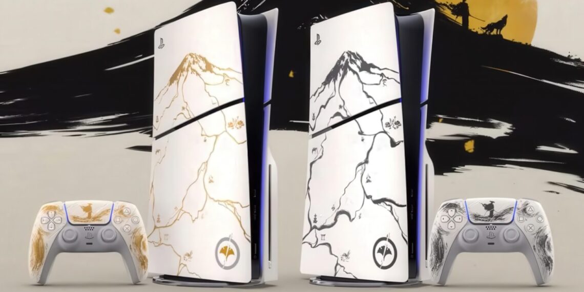 دو کنسول PlayStation 5 با طراحی سفارشی الهام‌گرفته از بازی Ghost of Yōtei، با پنل‌های سفید دارای نقوش هنری کوهستانی به رنگ‌های طلایی و مشکی، در کنار کنترلرهای DualSense با طرح هماهنگ، روی پس‌زمینه‌ای گرافیکی با سبک نقاشی ژاپنی.