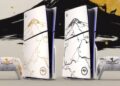 دو کنسول PlayStation 5 با طراحی سفارشی الهام‌گرفته از بازی Ghost of Yōtei، با پنل‌های سفید دارای نقوش هنری کوهستانی به رنگ‌های طلایی و مشکی، در کنار کنترلرهای DualSense با طرح هماهنگ، روی پس‌زمینه‌ای گرافیکی با سبک نقاشی ژاپنی.