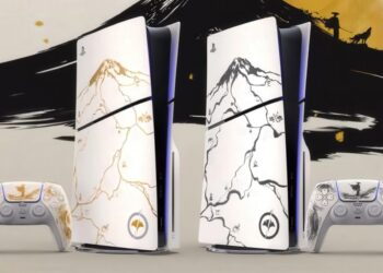 دو کنسول PlayStation 5 با طراحی سفارشی الهام‌گرفته از بازی Ghost of Yōtei، با پنل‌های سفید دارای نقوش هنری کوهستانی به رنگ‌های طلایی و مشکی، در کنار کنترلرهای DualSense با طرح هماهنگ، روی پس‌زمینه‌ای گرافیکی با سبک نقاشی ژاپنی.