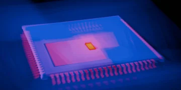 رندر گرافیکی از یک تراشه پردازشی پیشرفته که در مرکز تصویر قرار دارد و با نورهای آبی و بنفش درخشان احاطه شده است. ساختار مستطیلی تراشه، پین‌های اطراف و هسته‌ی مرکزی نورانی، مفهوم پردازش پرقدرت، هوش مصنوعی و محاسبات نسل جدید را القا می‌کند. پس‌زمینه تیره و افکت‌های نوری، حال‌وهوای آینده‌نگرانه و دیتاسنتری ایجاد کرده‌اند.