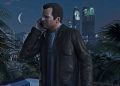 صحنه‌ای سینمایی از Grand Theft Auto V در شب که یک کاراکتر بازی در فضای باز و مشرف به شهر ایستاده است. پس‌زمینه شامل خط آسمان شهری با آسمان‌خراش‌های نورانی، نخل‌ها و ماه در آسمان شب است. نورپردازی و ترکیب‌بندی تصویر، حال‌وهوای داستانی و جهان‌باز بازی را برجسته می‌کند.