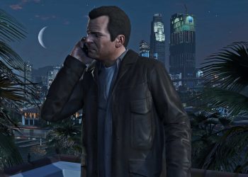 صحنهای سینمایی از Grand Theft Auto V در شب که یک کاراکتر بازی در فضای باز و مشرف به شهر ایستاده است. پسزمینه شامل خط آسمان شهری با آسمانخراشهای نورانی، نخلها و ماه در آسمان شب است. نورپردازی و ترکیببندی تصویر، حالوهوای داستانی و جهانباز بازی را برجسته میکند.