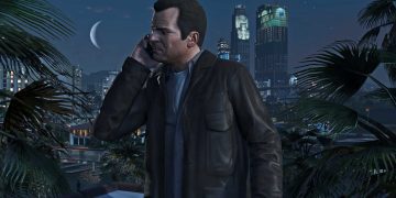 صحنه‌ای سینمایی از Grand Theft Auto V در شب که یک کاراکتر بازی در فضای باز و مشرف به شهر ایستاده است. پس‌زمینه شامل خط آسمان شهری با آسمان‌خراش‌های نورانی، نخل‌ها و ماه در آسمان شب است. نورپردازی و ترکیب‌بندی تصویر، حال‌وهوای داستانی و جهان‌باز بازی را برجسته می‌کند.