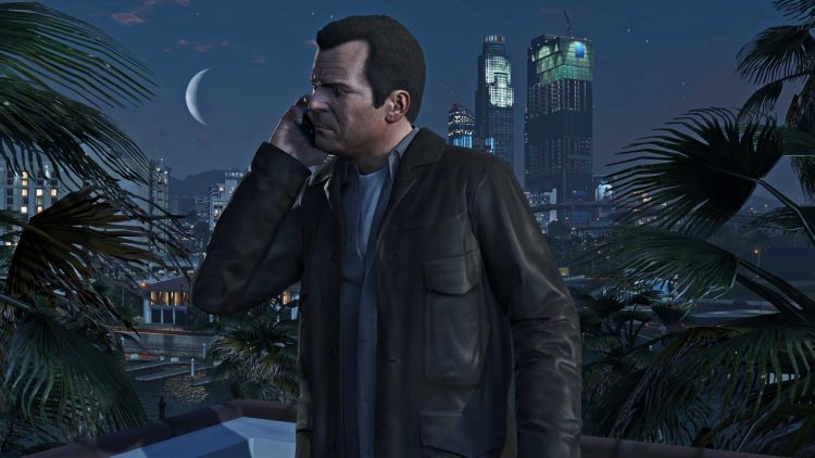 صحنهای سینمایی از Grand Theft Auto V در شب که یک کاراکتر بازی در فضای باز و مشرف به شهر ایستاده است. پسزمینه شامل خط آسمان شهری با آسمانخراشهای نورانی، نخلها و ماه در آسمان شب است. نورپردازی و ترکیببندی تصویر، حالوهوای داستانی و جهانباز بازی را برجسته میکند.