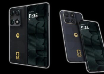 دو گوشی تاشوی Motorola Razr در نسخه ویژه FIFA؛ یکی در حالت باز و دیگری نیمه‌باز، با بدنه مشکی مات و لوگوی طلایی Motorola و FIFA روی قاب پشتی. ماژول دوربین مربعی با چهار لنز در گوشه بالا دیده می‌شود و نمایشگر داخلی ساعت 11:35 را نشان می‌دهد