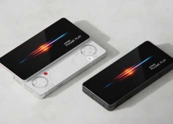 دو رندر از کنسول دستی AYANEO Pocket Play در حالت بسته و نیمه‌باز روی سطح روشن. دستگاه دارای طراحی کشویی عمودی است که با باز شدن، کنترلرهای فیزیکی شامل D‑Pad، دکمه‌ها و آنالوگ‌ها نمایان می‌شوند. نمایشگر عریض در بالا لوگوی Pocket Play را با افکت نوری رنگی نمایش می‌دهد.
