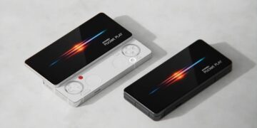 دو رندر از کنسول دستی AYANEO Pocket Play در حالت بسته و نیمه‌باز روی سطح روشن. دستگاه دارای طراحی کشویی عمودی است که با باز شدن، کنترلرهای فیزیکی شامل D‑Pad، دکمه‌ها و آنالوگ‌ها نمایان می‌شوند. نمایشگر عریض در بالا لوگوی Pocket Play را با افکت نوری رنگی نمایش می‌دهد.