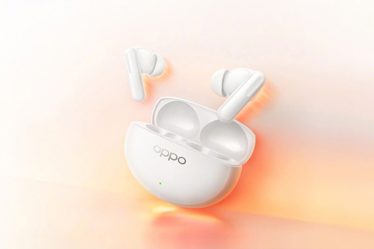 هدفون بیسیم OPPO با طراحی داخلگوشی و ساقهدار در کنار کیس شارژ سفید؛ نمایش طراحی مینیمال، نور LED وضعیت و تمرکز بر کیفیت صدا و حذف نویز فعال