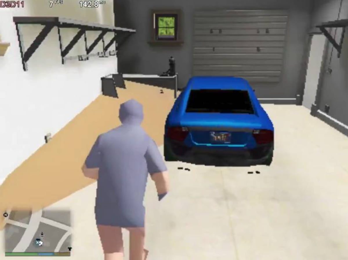 نمایی از محیط گیمپلی Grand Theft Auto V در فضای داخلی یک گاراژ مسکونی که یک خودروی سدان آبیرنگ در مرکز صحنه پارک شده است. زاویه دید سومشخص، رابط کاربری بازی و شمارنده فریم در گوشه تصویر دیده میشود. سادگی بافتها و نورپردازی تخت نشاندهنده کاهش جزئیات گرافیکی یا استفاده از مود بهینهسازی برای بهبود عملکرد است.