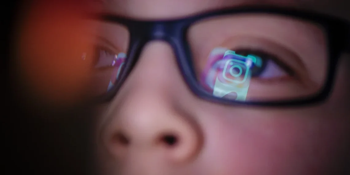 تصویر مفهومی با تمرکز بر بازتاب رابط کاربری اینستاگرام و رنگهای نئونی که تعامل کاربر نوجوان با شبکه اجتماعی را به صورت نمادین نشان میدهد