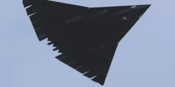 نمای پروازی جنگنده نسل ششم چین با پیکربندی سه‌موتوره و طراحی پنهان‌کار در جریان آزمایش‌های اولیه