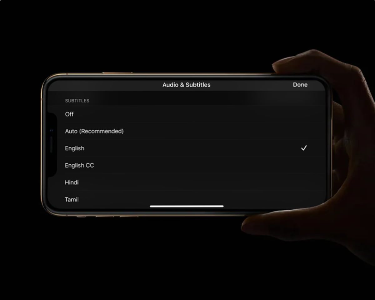 نمای صفحه Audio & Subtitles در آیفون یا آیپد هنگام پخش ویدیو، با لیست گزینههای زیرنویس شامل Off، Auto (Recommended)، English، English CC، Hindi و Tamil. گزینه English انتخاب شده و این تصویر فرآیند فعالسازی زیرنویس در iOS و iPadOS را نمایش میدهد.