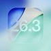 تصویر گرافیکی از آیکن مفهومی iOS 26.3 با طراحی شفاف و لایه‌ای، شامل ترکیب رنگ‌های آبی، سبز و سفید روی پس‌زمینه گرادیانی نرم؛ عدد 26.3 در مرکز آیکن دیده می‌شود و تصویر حس به‌روزرسانی نرم‌افزاری، طراحی مینیمال و تمرکز اپل بر رابط کاربری مدرن را القا می‌کند.