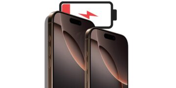 تصویر مفهومی از دو گوشی iPhone Pro با طراحی تخت و رنگ تیتانیومی، همراه با آیکن باتری کم‌شارژ در پس‌زمینه، که به موضوع مصرف انرژی و عملکرد باتری آیفون اشاره دارد و برای پوشش خبری یا تحلیلی درباره شارژدهی نسل‌های جدید آیفون استفاده می‌شود.