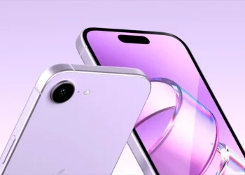 رندر گرافیکی از پشت و جلوی گوشی iPhone 17e با رنگ بنفش یاسی و تک دوربین.