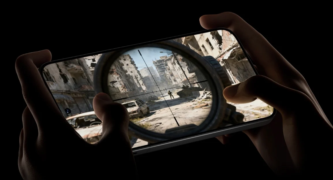 گوشی iQOO 15 Ultra در حالت افقی که اجرای یک بازی شوتر را نمایش می‌دهد؛ تمرکز تصویر بر نمایشگر تمام‌صفحه، عملکرد گیمینگ و تجربه بصری موبایل است.