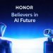 تصویر مفهومی برند HONOR با دو ربات هوشمند در مقابل افق زمین و شعار “Believers in AI Future”؛ نمایش چشم‌انداز آینده هوش مصنوعی و نوآوری‌های AI محور
