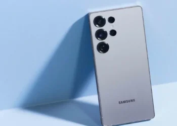 نمای پشت گوشی Samsung Galaxy S Ultra در رنگ نقرهای مات، با طراحی تخت، لبههای صاف و ماژول دوربین چندگانه عمودی بدون جزیره برجسته، شامل چهار لنز مجزا و لوگوی Samsung در پایین بدنه، روی پسزمینهای ساده و روشن.