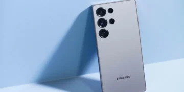 نمای پشت گوشی Samsung Galaxy S Ultra در رنگ نقره‌ای مات، با طراحی تخت، لبه‌های صاف و ماژول دوربین چندگانه عمودی بدون جزیره برجسته، شامل چهار لنز مجزا و لوگوی Samsung در پایین بدنه، روی پس‌زمینه‌ای ساده و روشن.