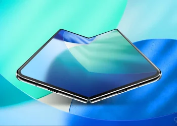 نمای نزدیک از یک آیفون تاشو کانسپت که به صورت نیمه‌باز (مانند کتاب) قرار گرفته و صفحه‌نمایش داخلی آن روشن است.